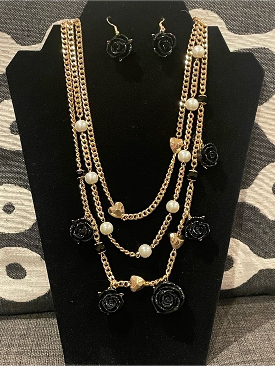 La Primavera New York Jewelry - Gold tone Chain Necklace and Earring Set with Black Rose & Pearl Accents.NWT